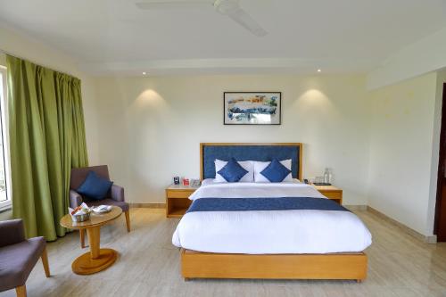 Un pat sau paturi într-o cameră la Zip By Spree Hotels Hyde Goa