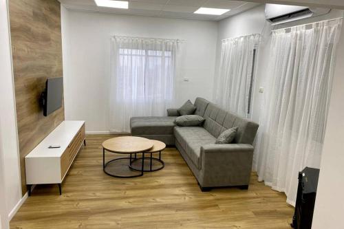 un salon avec un canapé et une table dans l'établissement צימר סוד החרמון, à Majdal Shams