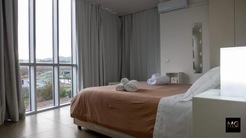 Una habitación de hotel con una cama con toallas. en Bed & Breakfast Lufra, en Rende