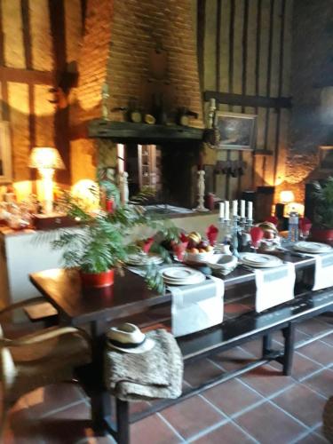 Maison d'Hotes Le Chai d'Armagnac في Monguillem: مطبخ مع طاولة وموقد فرن علوي
