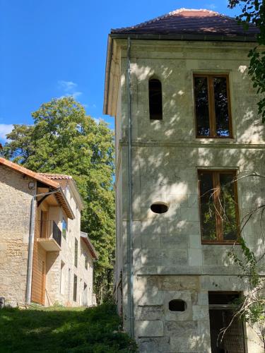 ein altes Gebäude mit seitlichen Fenstern in der Unterkunft La Maison des Sources in Angoulême