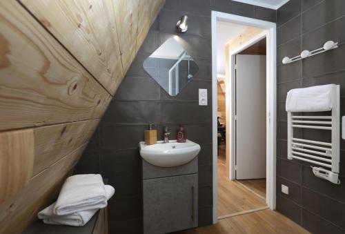 La salle de bains est pourvue d'un lavabo et d'un miroir. dans l'établissement Ô TIPI LODGE, à Saint-Christo-en-Jarez