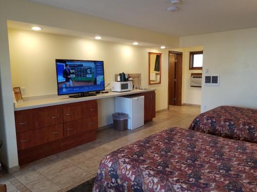 Una cocina o zona de cocina en Black Hawk Motel & Suites