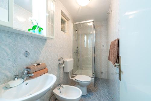 Ένα μπάνιο στο Amazing view Apartment and Rooms Dragan