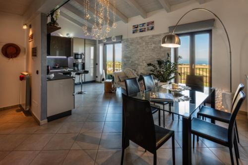 - une cuisine et une salle à manger avec une table et des chaises dans l'établissement Live Your Dream, à San Costanzo