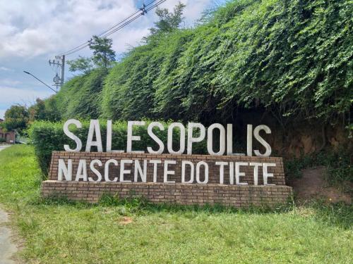 a sign that reads salcombe isnsics do tete at Chácara ladeira de Pedra in Salesópolis