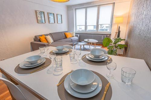 a living room with a table with dishes on it at CATTENOM NEW NOVÝ NOWY НОВИЙ - 3 min Parking, Wi-Fi, Nespresso - Repos assuré, calme & confort - Rest guaranteed, quiet & comfy in Hayange