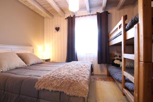 Chalet Changalan في فار: غرفة نوم مع سرير بطابقين ونافذة