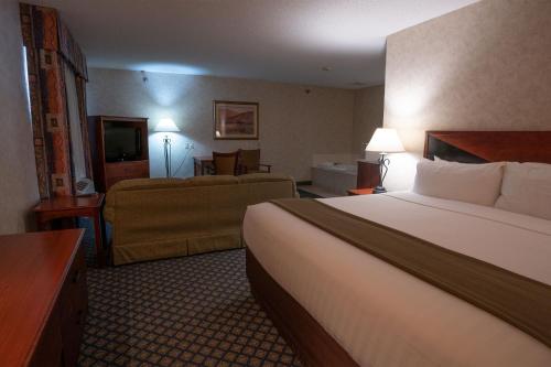 Ένα ή περισσότερα κρεβάτια σε δωμάτιο στο Miles City Hotel & Suites