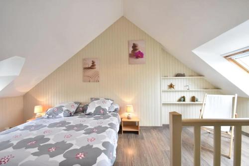 ポール・アン・ベッサン・ユパンにあるLe Bateau Lavoirのベッドルーム(ベッド付)1室(屋根裏部屋)
