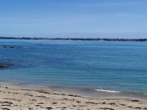a view of the ocean from the beach at LE 21 Vue sur Mer in Concarneau