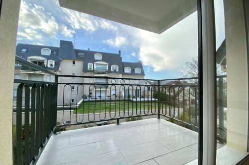 En balkon eller terrasse på Logement 4 lits en plein coeur de Cabourg