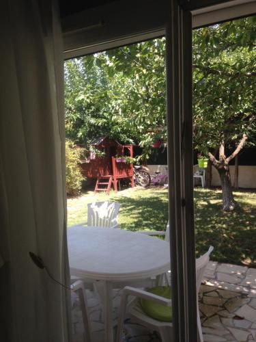 a view of a table and chairs through a window at Charmant Studio à Uchaud in Uchaud