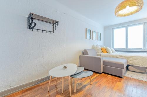 a living room with a couch and a bed and a table at CATTENOM NEW NOVÝ NOWY НОВИЙ - 3 min Parking, Wi-Fi, Nespresso - Repos assuré, calme & confort - Rest guaranteed, quiet & comfy in Hayange