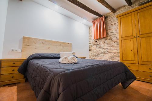 1 dormitorio con 1 cama con 2 toallas en Portal del Carro 7 Junto a la Catedral, en Tarragona