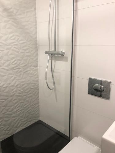 une salle de bain avec une douche avec des toilettes et un lavabo dans l'établissement 1ère ligne, Dernier étage, Vue à 180° sur l'océan, Lacanau, Plage centrale, à Lacanau