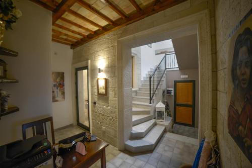 een hal van een huis met een trap bij Vicolo del Porto in Lampedusa
