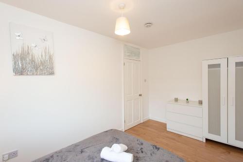 Letto o letti in una camera di Stunning four bedroom house close to Excel, O2 & Central London with free parking