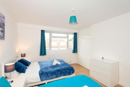 Llit o llits en una habitació de Stunning four bedroom house close to Excel, O2 & Central London with free parking