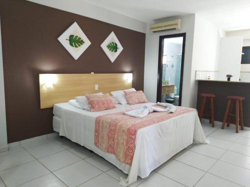 1 dormitorio con 1 cama grande en una habitación en Marsallis Praia Mar, en Natal