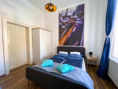 Un dormitorio con una cama con almohadas azules. en Abigél Vendégház Keszthely, en Keszthely