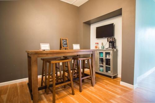 Wanderstay Houston Hostel Image