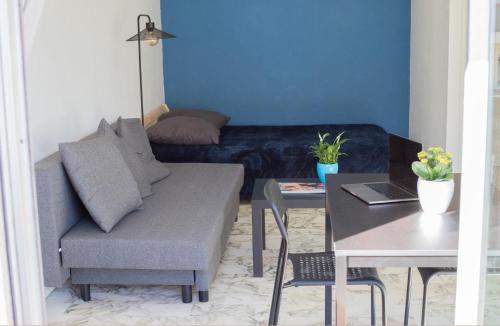 salon z kanapą i stołem w obiekcie Studio with terrace and sea view, 10 min to the beach w Nicei