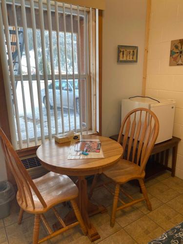 a table and chairs in a room with a window at Canyon View 2 Queens in Silverton
