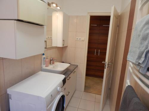 Kuchyňa alebo kuchynka v ubytovaní Boros Apartman