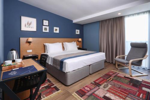 N'Ala Otel في ساكاريا: غرفه فندقيه بسرير وكرسي