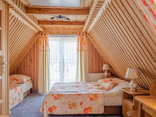 Ένα ή περισσότερα κρεβάτια σε δωμάτιο στο Willa Pod Groniem