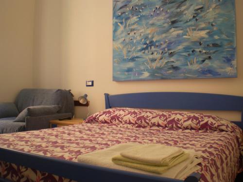 - une chambre avec un lit orné d'une peinture murale dans l'établissement Trasteverooms La Bernardon, à Rome