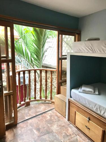 a bedroom with a bed and a balcony at Casa Mamá Waldy Hostel in Cartagena de Indias