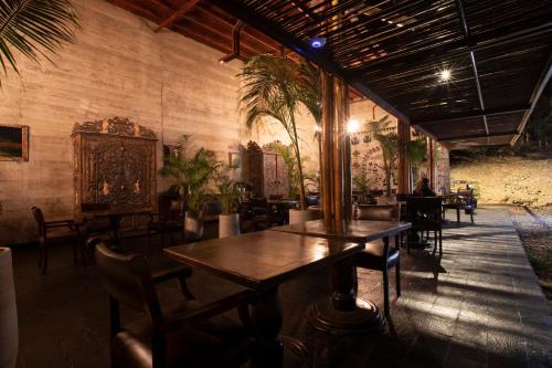 een restaurant met een tafel en stoelen in een kamer bij Empedrada Ranch & Lodge - Hotel Asociado Casa Andina in Caral