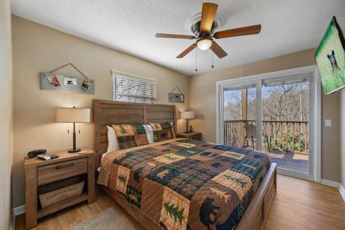 1 dormitorio con 1 cama y ventilador de techo en Happy Trails - Cobbly Nob Resort Home, en Gatlinburg