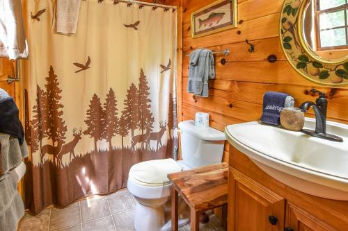Ένα μπάνιο στο PERMANENT VACATION-Private Honeymoon Cabin with Hot Tub