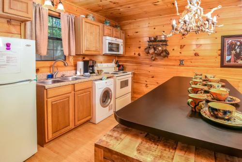 Η κουζίνα ή μικρή κουζίνα στο PERMANENT VACATION-Private Honeymoon Cabin with Hot Tub