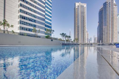Πισίνα στο ή κοντά στο Beautiful apartment with Burj Khalifa view