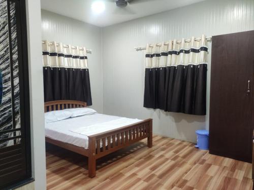 Кровать или кровати в номере Vidhara Rooms
