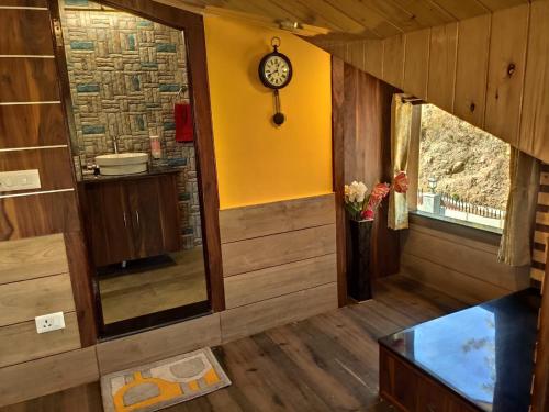 Ванна кімната в Wood Stock Kasauli - Rooms & Cottages - Panoramic View & Balcony Rooms