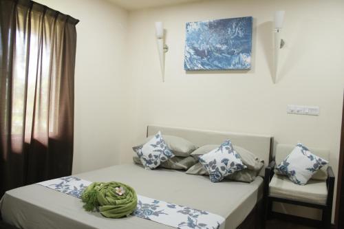 duas camas num quarto com em Daisy Cottage Dhangethi em Dhangethi