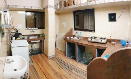 a large bathroom with a sink and a toilet at Mama Mids Home in Morjim