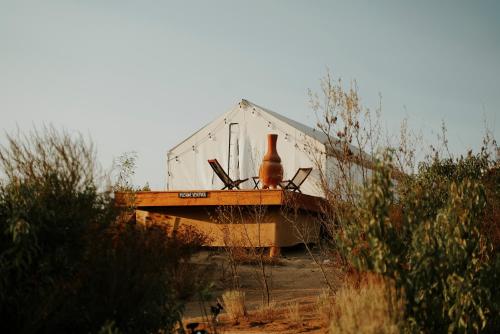 a building with a vase sitting on top of it at Casa Misiones Glamping in Valle de Guadalupe