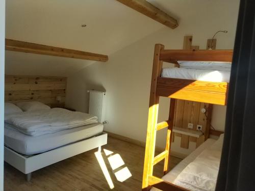 um quarto com 2 beliches e uma escada em les Balcons de l'Izoard - la Marmotte em Arvieux