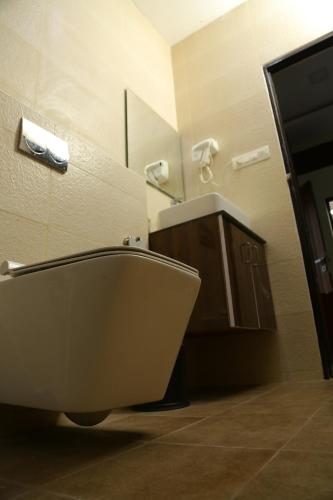 a bathroom with a tub and a sink and a toilet at Riverside Inn Homestay in Cochin