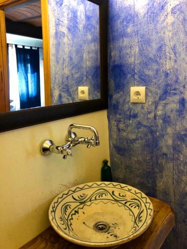 a bathroom with a sink and a mirror at Hotel Finca Aldabra in Pinos Genil