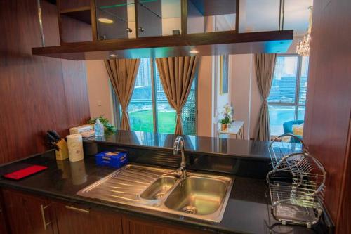 Кухня или мини-кухня в FIRST CLASS 3BR with full BURJ KHALIFA VIEW
