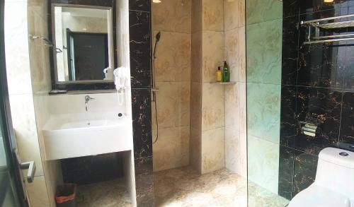 a bathroom with a shower and a sink and a toilet at GOOD 9 HOTEL - Cahaya Kota Puteri in Pasir Gudang