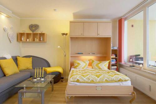 - un salon avec un lit et un canapé dans l'établissement Apartment 239, à Hohegeiss