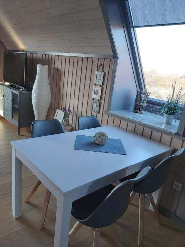 a white table and chairs in a room at Fräulein Emma Lotta in Kronsgaard